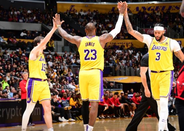 开云体育官网-湖人将里夫斯视为非卖品 米切尔交易会成唯一例外