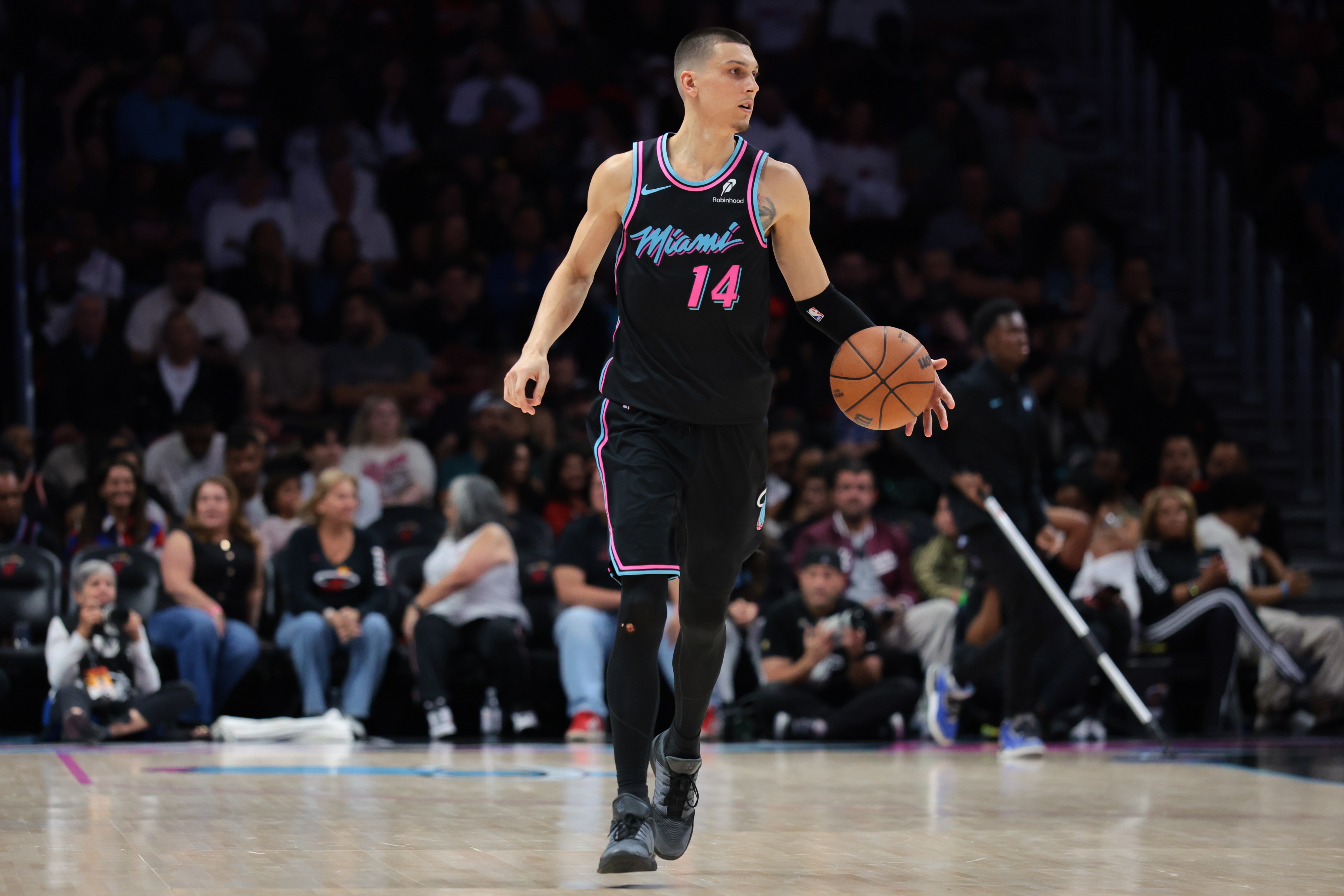 kaiyun体育平台-热火迎战魔术 希罗&amp;鲍威尔&amp;韦尔&amp;亚库乔尼斯出战 维金斯缺阵