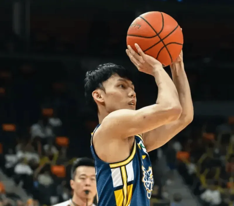 开云体育中国官网-今晚青岛vs广东大名单：胡明轩、徐杰出战，王奕博在列